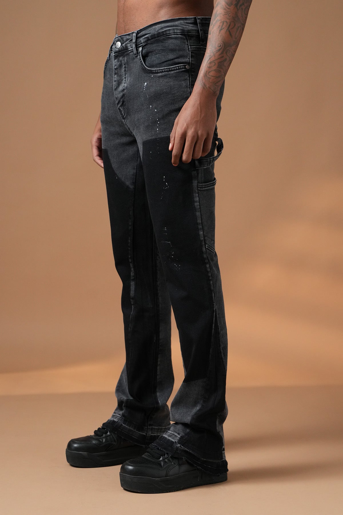 Flaired Black Denim Farbflecke