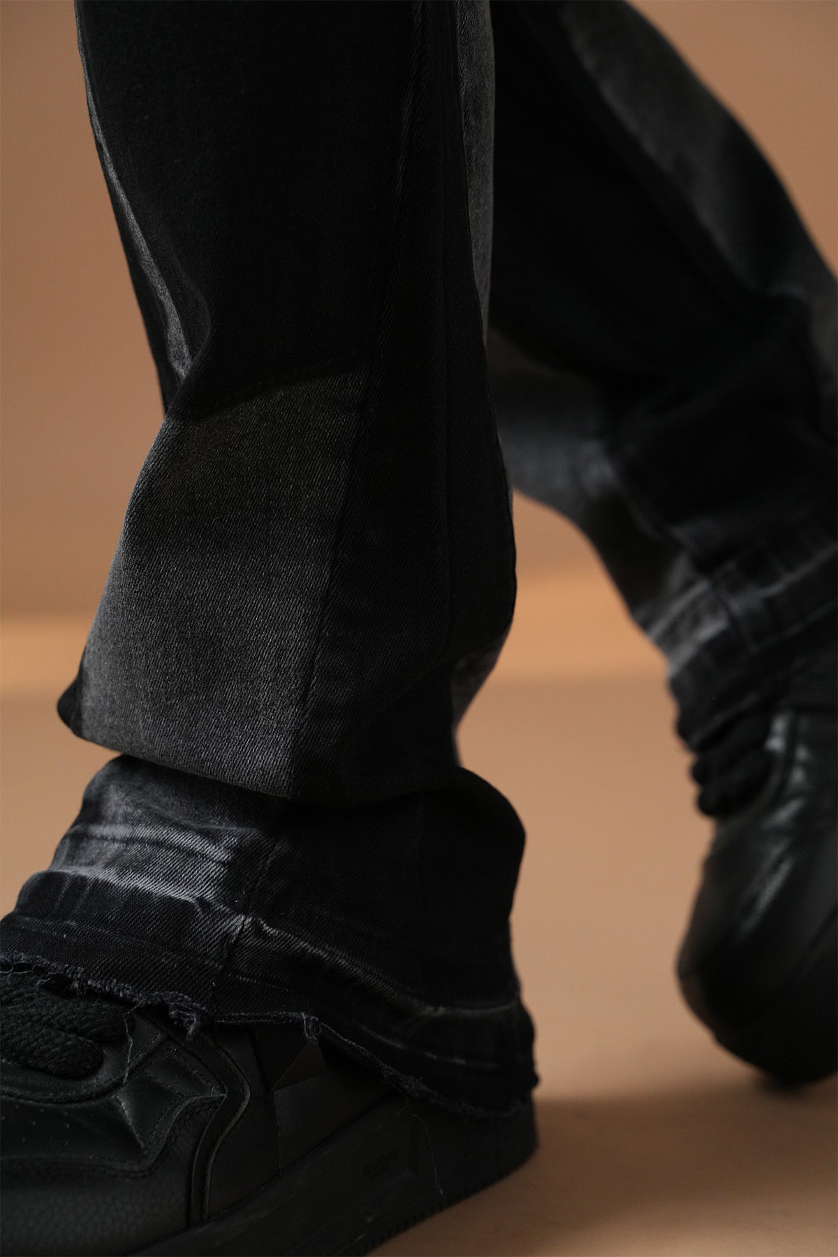 Flaired Black Denim Farbflecke