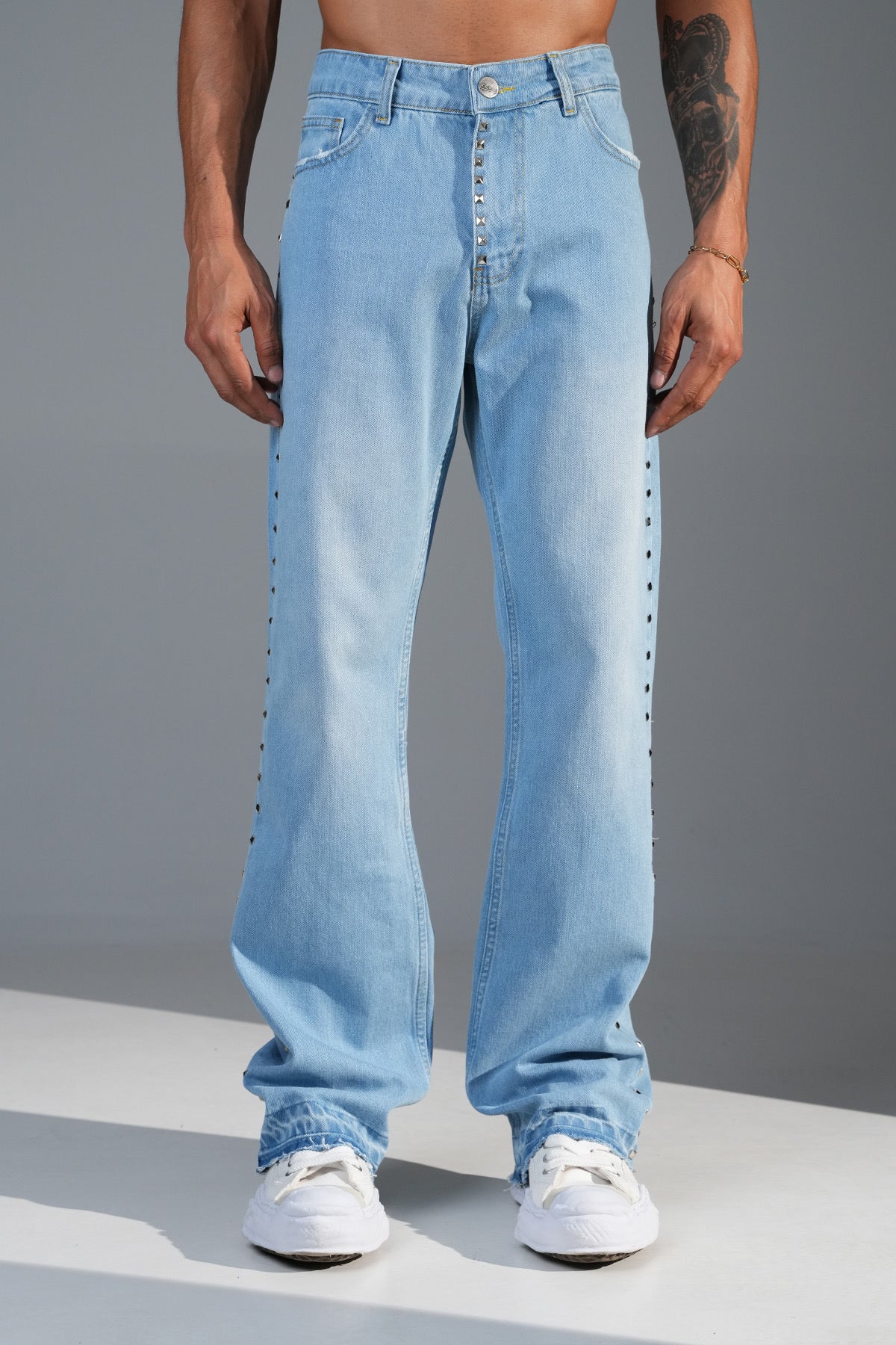 Baggy Jeans mit Nieten