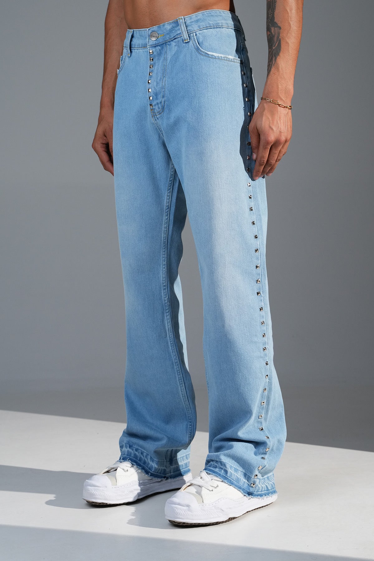 Baggy Jeans mit Nieten
