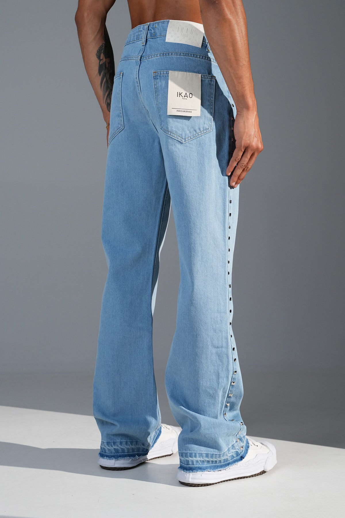 Baggy Jeans mit Nieten