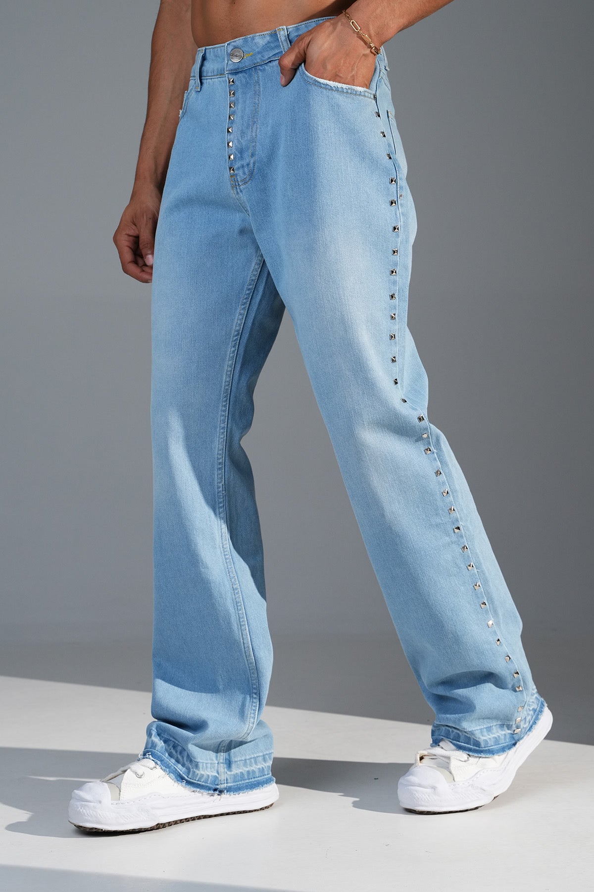 Baggy Jeans mit Nieten