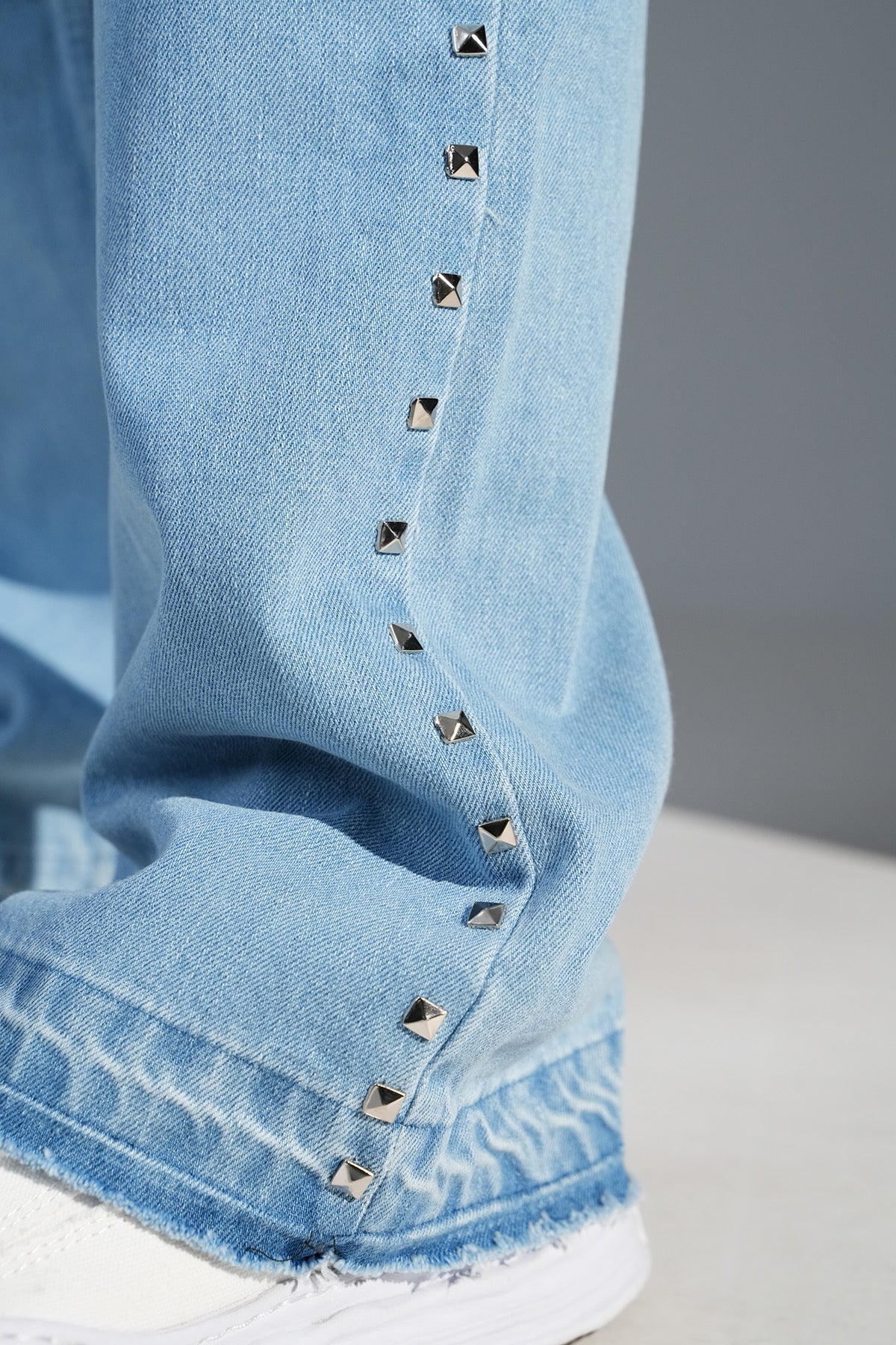 Baggy Jeans mit Nieten